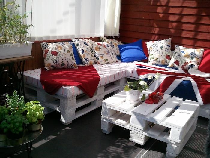 beyaza boyanmış palet bahçe mobilyaları ile kapalı teras modeli, sehpa ve köşe kanepe, İngiliz tarzı dekor