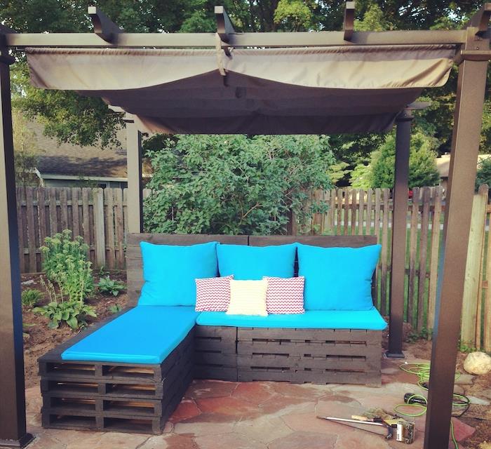 mavi palet bahçe mobilyaları minder, palet köşe kanepe ve bir bahçede ahşap ve metal çardak