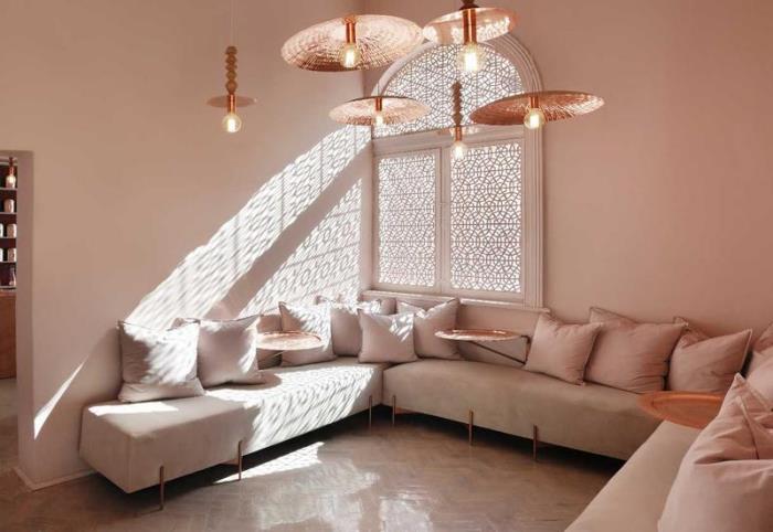 idėja įrengti svetainę su kampine sofa ir pastelinėmis rožinėmis pagalvėlėmis, rožinių miltelių dažų pavyzdys gyvenamajame kambaryje