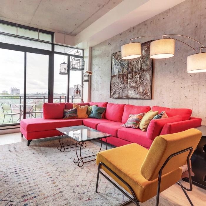 eklektik renkli vurgularla beton duvarlarla modern endüstriyel tarzda bir oturma odasının nasıl dekore edileceğine örnek