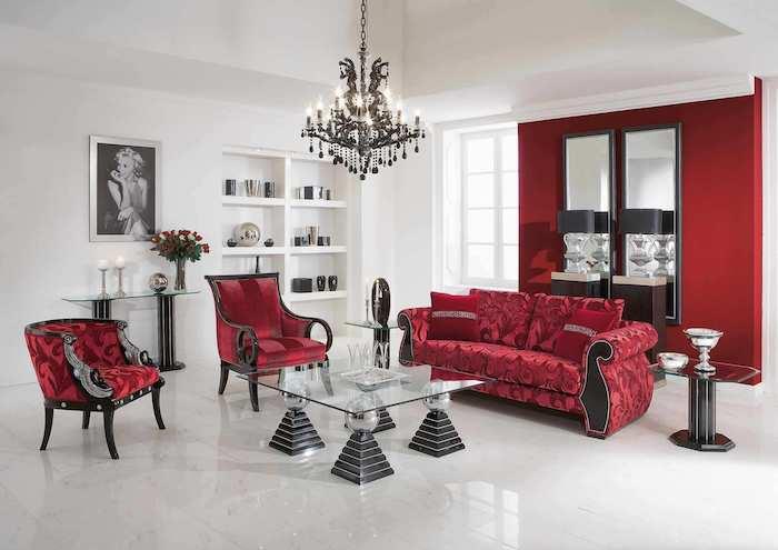 baročna ideja notranjosti dnevne sobe z rdečim kavčem in naslanjači, kakšne barve se ujema z rdečo, rdečo ploščico s poudarjeno steno in belimi stenami, belo knjižno polico, baročnim lestencem