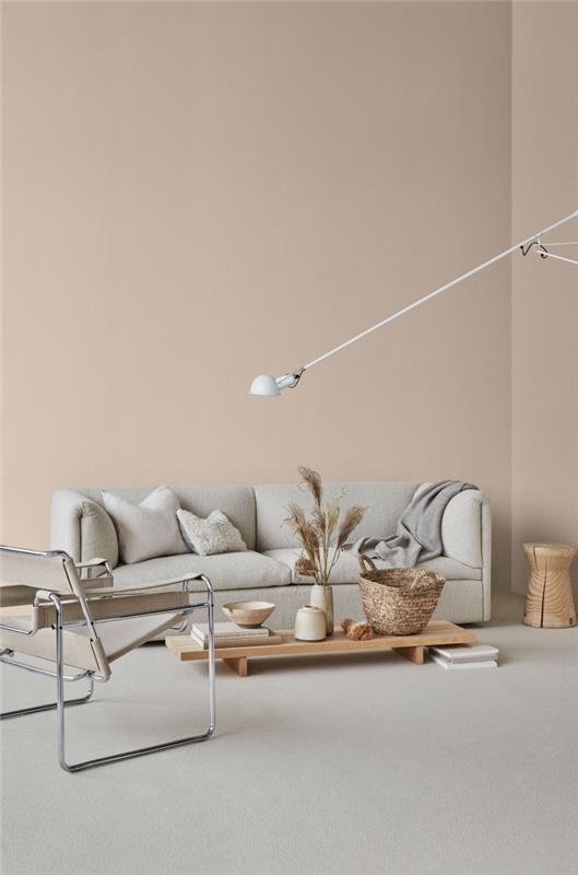 minimalističen dizajn v dnevni sobi z bež stenami, dekor dnevne sobe v bež in sivi barvi s pohištvom iz svetlega lesa