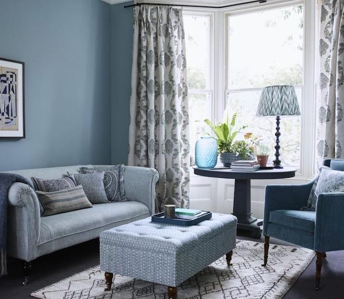 gri kanepe, mavi gri duvar ve mavi koltuk, retro şık sehpa, geleneksel tarzda oturma odası fikri