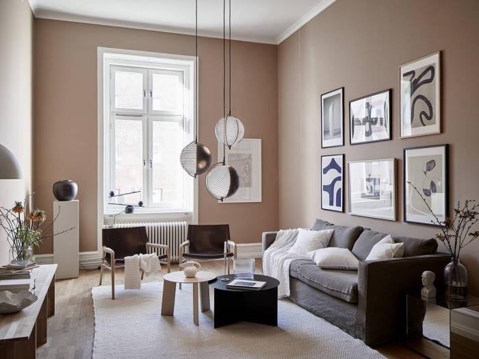 trendovska notranja dekoracija 2019, ideja barvanja peska za sodoben dekor, dnevna soba z bež stenami z lesenim pohištvom in ogljeno sivo