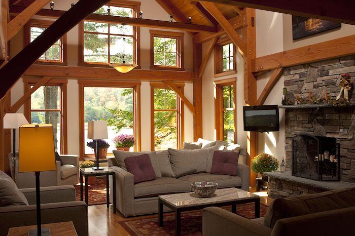 Siv kavč z barvitimi blazinami, prijetna ideja dekoracije dnevne sobe, elegantna gorska notranjost v majhni hiši