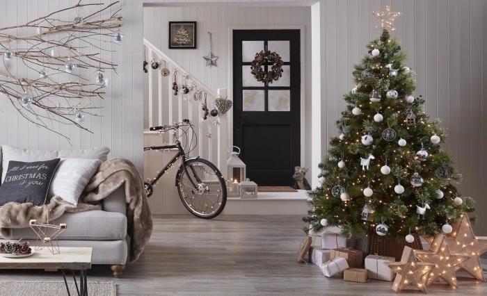 Noel 2019 modaya uygun dekorasyon fikri, doğal ağaçlı İskandinav oturma odasında koza tarzı iç tasarım
