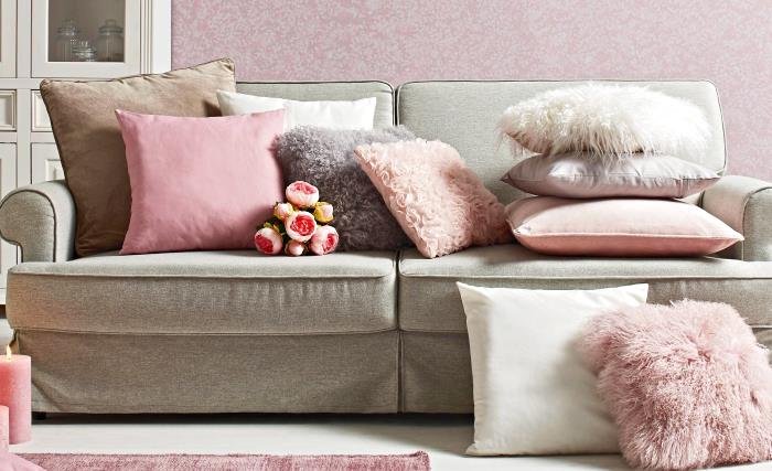 kokią spalvą susieti su pilka, svetainės išdėstymu su pastelinėmis rožinėmis sienomis su smėlio spalvos sofa ir rausvų atspalvių dekoratyvinėmis pagalvėlėmis