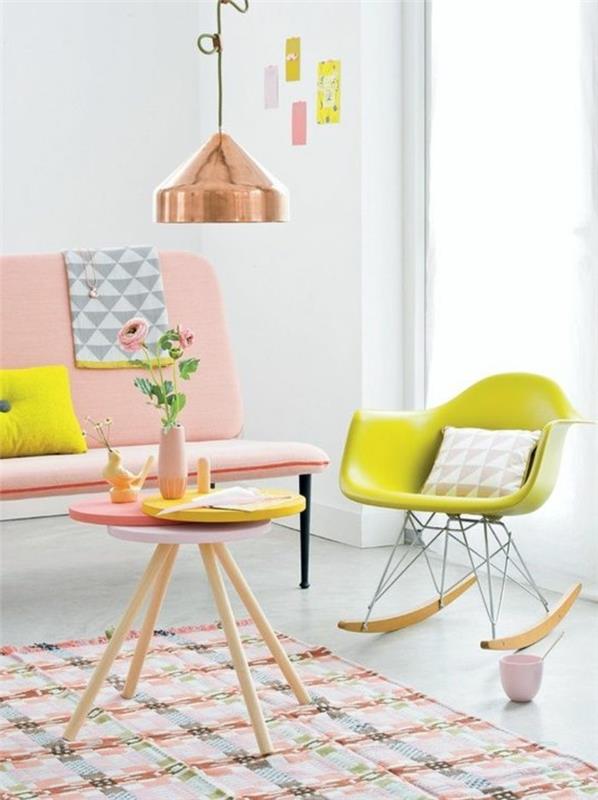 blyškiai rožinė sofa-kavos staliukas šviesioje medinėje supamojoje kėdėje plastikinė geltona