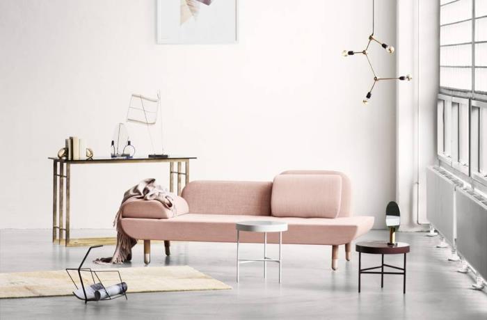 svetainės išdėstymas su baltomis sienomis su dizainerio rožinės spalvos sofa, prabangus aukso spalvos stalo modelis