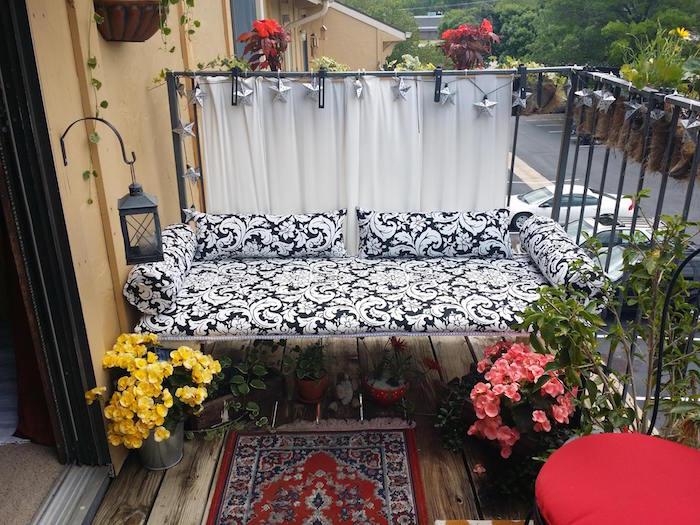 baltos ir juodos sofos modelis balkonui, surengti nedidelę terasą