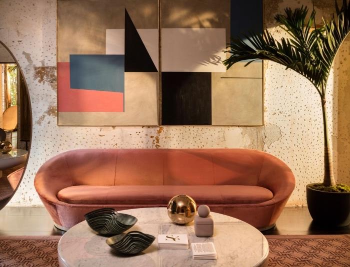 efektli duvar kağıdı duvarları ve bej karo zeminli modern oturma odası tasarımı, terakota kadifeden modaya uygun 2020 kanepe ile döşenmiştir.