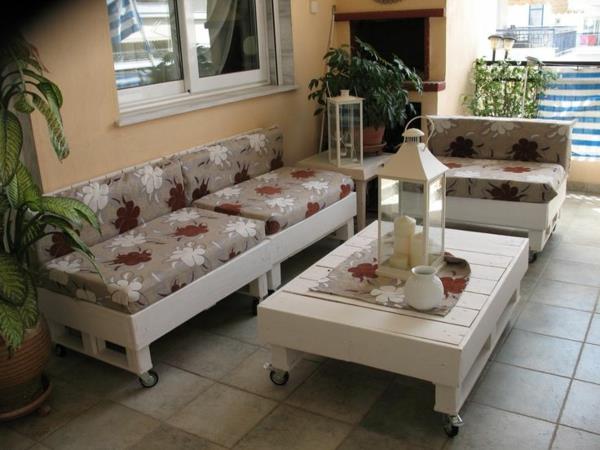 sofa-padėkle-balta-gėlių-deko