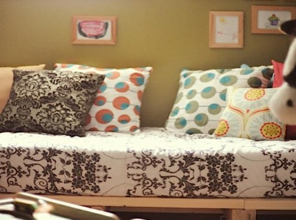 sofos-padėkluose-pagalvėlės-poits-spalvos
