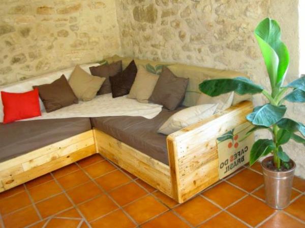 sofa-padėkle-pilka-pagalvėlė-plytelės