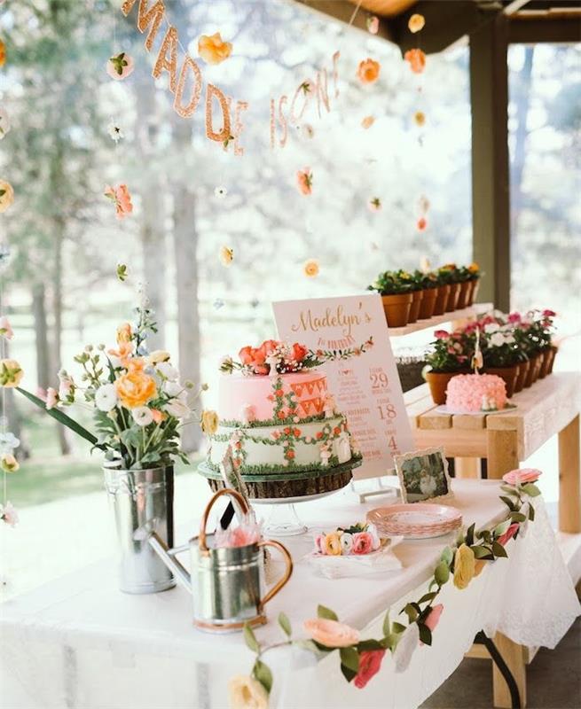 gėlių tematikos gimtadienio dekoravimas su gėlių gimtadienio tortu, gėlių puokštėmis ir gėlėmis vazonuose