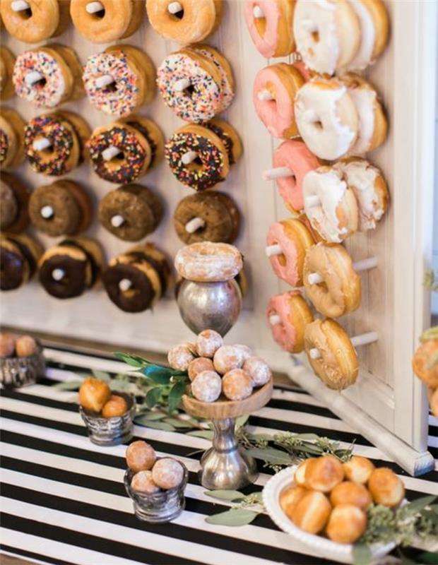 donut, donuts, zebra masa örtüsü, kendin yap düğün dekorasyon fikri, pasta teşhiri ile nikah şekeri çubuğu örneği