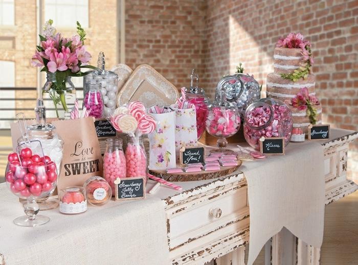 vintage poročna sladkarija v roza in beli barvi, lizike, karamele, majhne čokolade, sladkorni mandlji, cvetje vrtnic, vintage miza, gurmanska torta