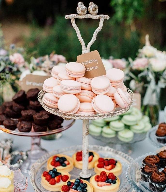 cupcakes, bademli kurabiye ve tartaletler, kekler, pastel renkler, çiçek dekorasyonu, açık hava düğünü, kır şıklığı teması