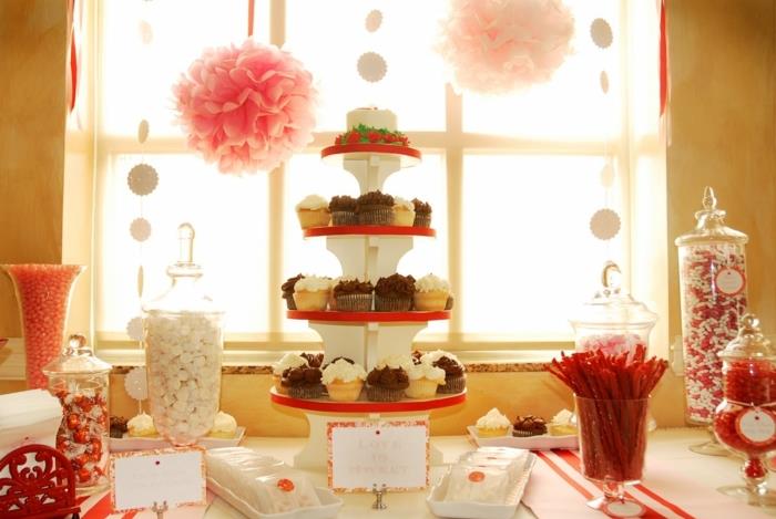 şekerli badem, sakız topları. cupcakes, lindor şekerleri, kırmızı, beyaz ve pembe şeker çubuğu dekorasyonu, pembe kağıt mendil çiçekler