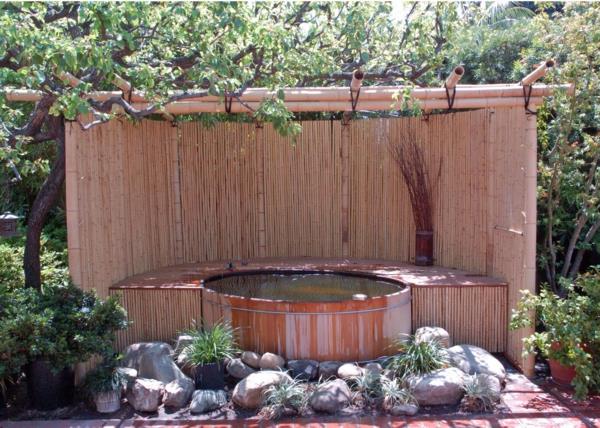 bambuko kanizės ir nedidelis dekoratyvinis baseinas