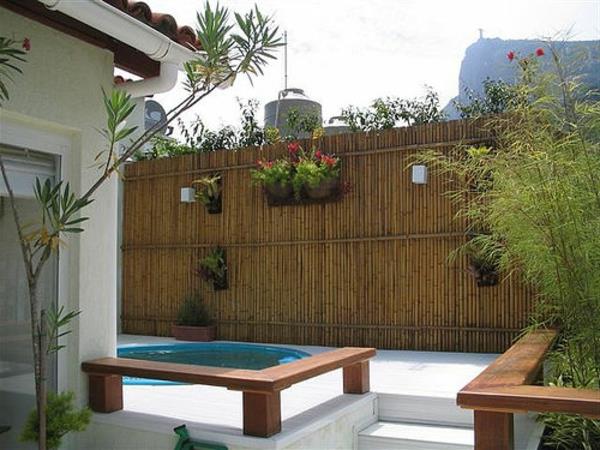 bambuko skardinė-du mediniai suolai ir mažas apvalus baseinas