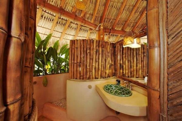 canisse-bambuko-egzotiškas-vonios kambarys