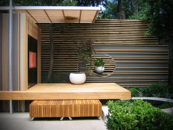 bambuko skardinė-moderni-išorinė tvora-su-bambuko lazdelėmis