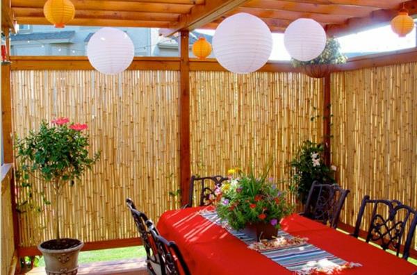 bambuko skardinė-pusryčių stalas ir japonų žibintų apdaila