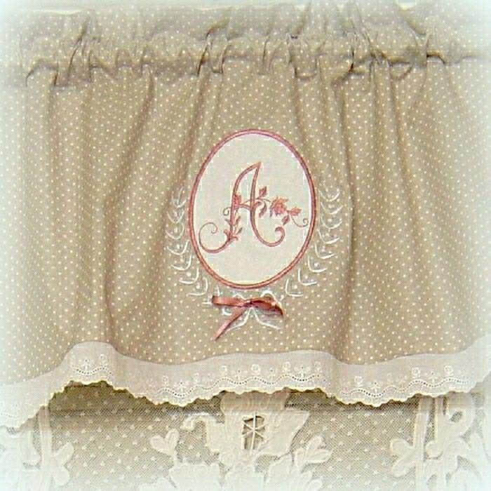 monogram-valance-v-roza-s-čeki