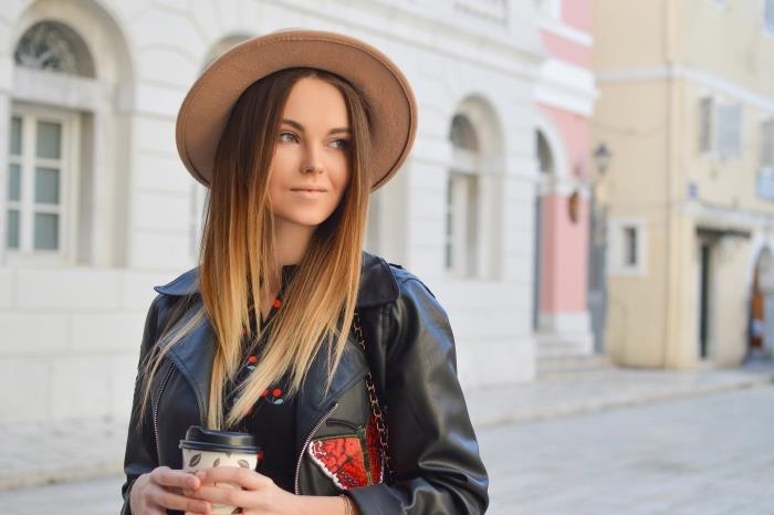 kako se obleči v ženski slog, obleko v bluzo in črno usnjeno jakno v kombinaciji z bež capeline, golo ličenje in ombre lase