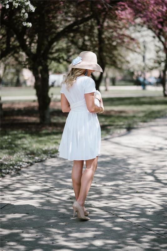 bej kapeline ve beyaz kese ile aksesuarlı diz boyu şık kadın resmi elbise modeli