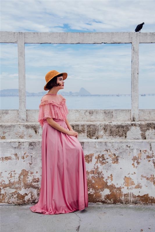 zamislite, kako se obleči za počitnice na morju z dolgo obleko na plaži v rožnatih odtenkih in kameljino vrvico