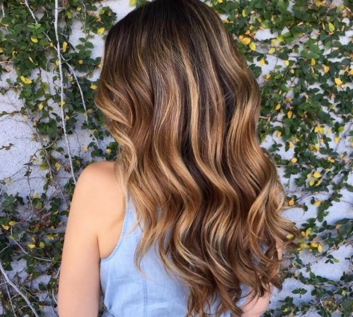 un esempio di balayage capelli castani dall'effetto caldo con toni caramello