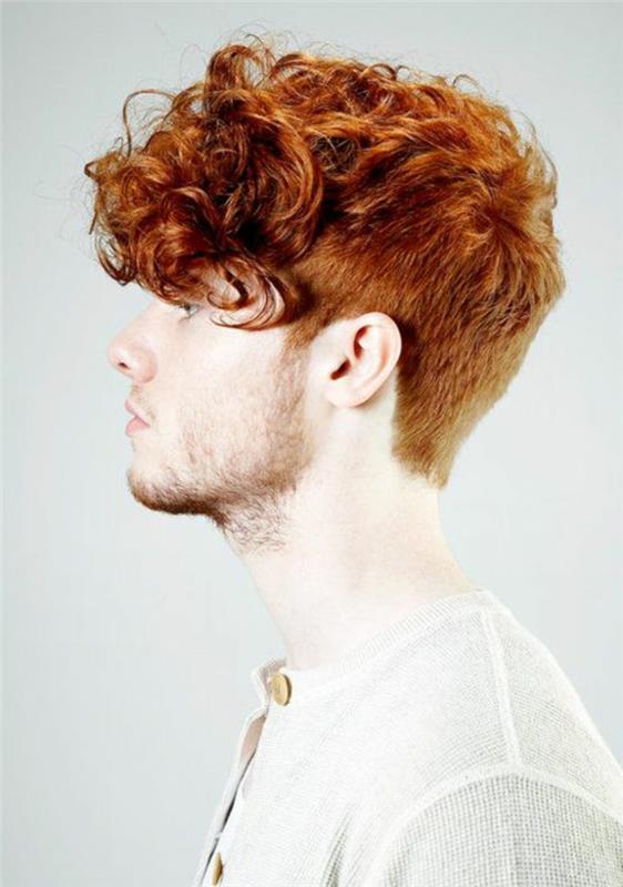 Taglio corto riccio per un uomo con i capelli di colore rosso, pettinatura banana con riccioli
