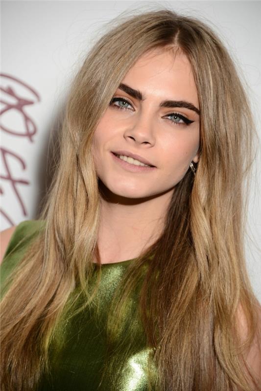 Cara Delevingne šukuosena ilgiems plaukams, garsi moterų makiažas, mėlynos akys, žalia suknelė, ilgas nusileidžiantis kvadratas, moteriškos šukuosenos modelis, būdama stilinga moteris
