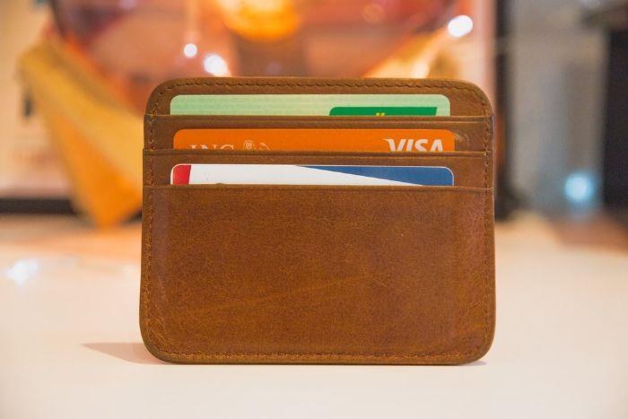 kahverengi deri erkek cüzdanında kredi kartları