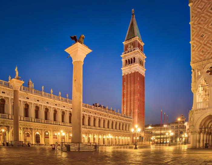 Venedik'teki turistik yerler, Doges şehri, Venedik'teki San Marco sarayının fotoğrafı, Venedik'in geceleri fotoğrafı