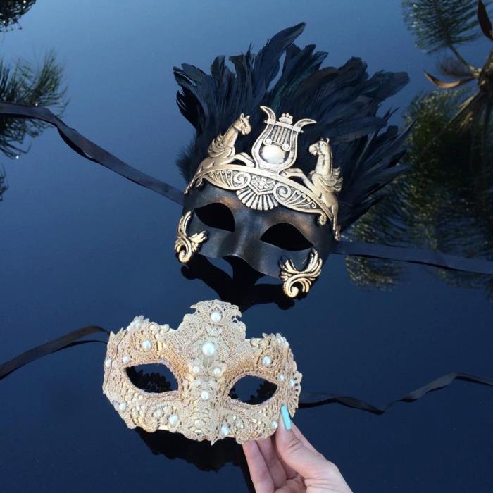 maskeli top maskesi, çiçek dantelli ve beyaz incili altın maske, altın süslemeli ve siyah tüylü siyah maske