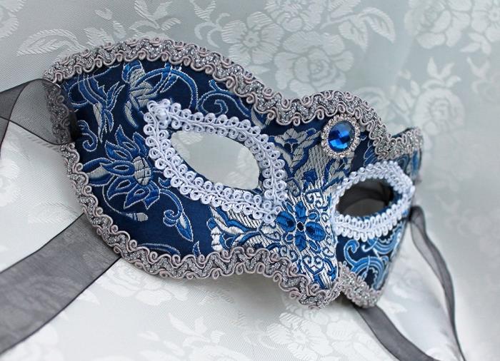 darželio karnavalo kaukė, moteriško veido maskavimas sidabro ir mėlynos spalvos su gėlių raštais