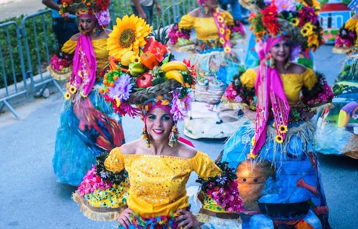 Kafasında meyve çelengi olan tropikal stil, renkli uzun etek, omuzları açık sarı, aile kostümü, ortak karnaval kostümü