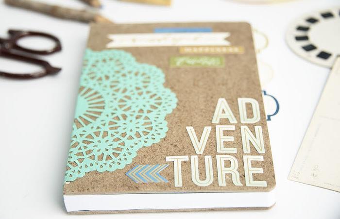 Karton harfler ve süslemelerle süslenmiş scrapbooking seyahat günlüğü, en iyi arkadaşının kendin yapması için hediye fikri