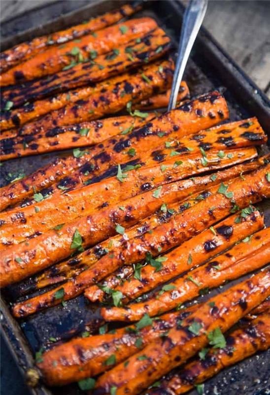 koks paprastas kepsninės priedas, idėja gaminti ant grotelių keptas morkas kaip daržovių šašlykinę