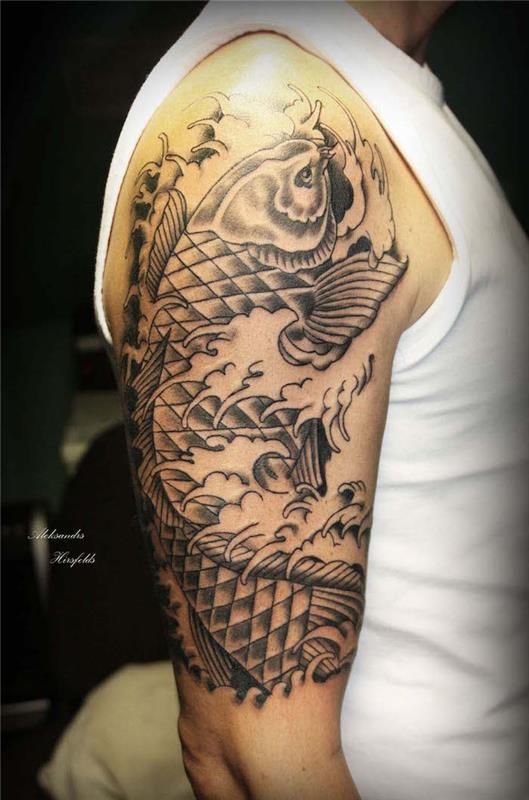 juodos baltos žuvies tatuiruotė koi karpio tatuiruotės rankovė