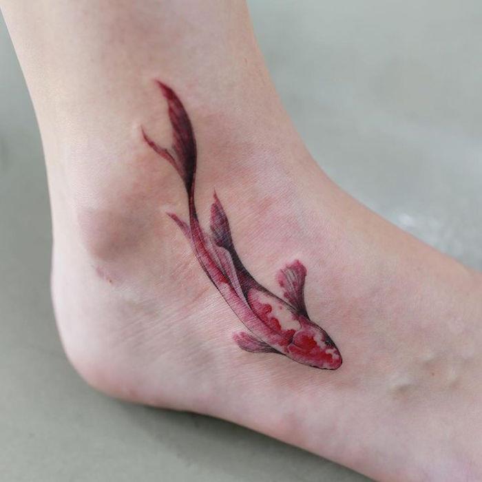 Japonų tatuiruotė auksinės žuvelės kulkšnies dizaino karpis ant kojos