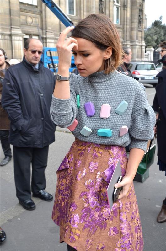 Ragazza con un taglio di capelli bir caschetto di colore castano chiaro