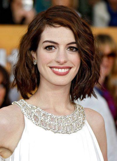 anne hathaway in njen zamegljen bob, asimetrična kratka ženska, svetlo rjavi lasje, zvezdniški videz