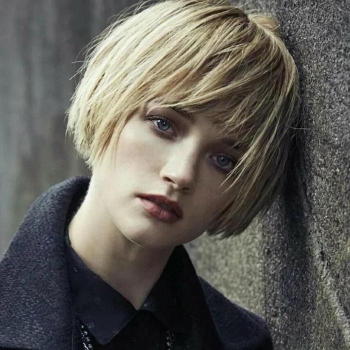zelo kratek blond kvadrat z ravnimi in zoženimi šiškami ženska v temno sivem plašču