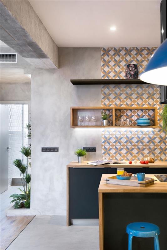 nalepke iz cementnih ploščic, kuhinja z betonskimi stenami in belim stropom z LED osvetlitvijo, črno mat kuhinjsko pohištvo in les