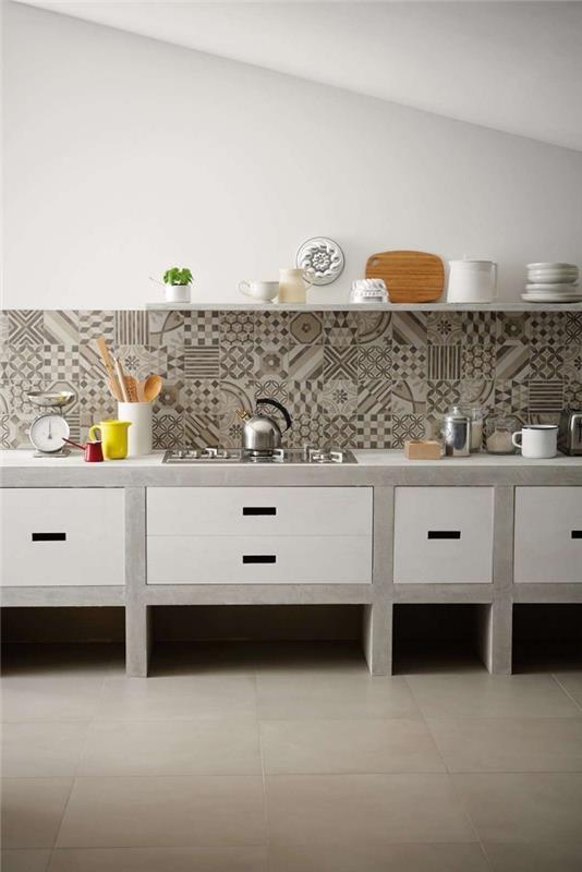 hrbtna plošča iz cementnih ploščic, poševna postavitev kuhinje z belim stropom in bež talnimi ploščicami