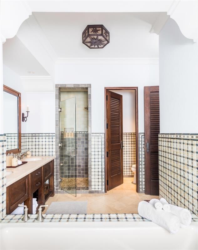vonios kambarys ispaniško stiliaus cemento plytelės, klojamos kaip pagrindas, puikiai derantis prie senovinės vonios spintelės išvaizdos